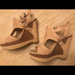 New-Gianni Bono tan wedges.
